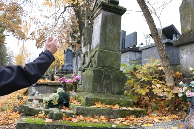 Zabytkowy nagrobek ks. Justyna Łady