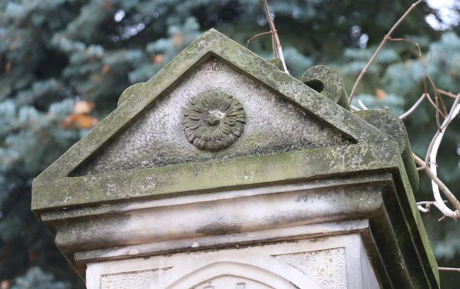 Zabytkowy nagrobek ks. Justyna Łady