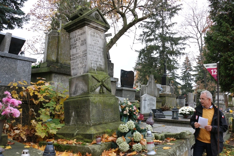 Sławomir Adamiec przy nagrobku ks. Łady.