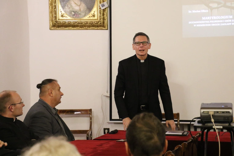 Płock. Prezentacja książki o martyrologium duchowieństwa w KL Soldau