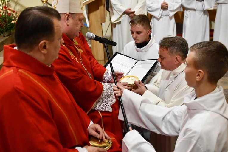 Sakrament bierzmowania i posługa akolitatu w Sulęcinie