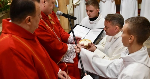 Sakrament bierzmowania i posługa akolitatu w Sulęcinie