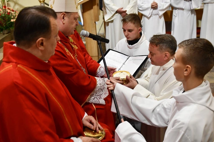 Sakrament bierzmowania i posługa akolitatu w Sulęcinie