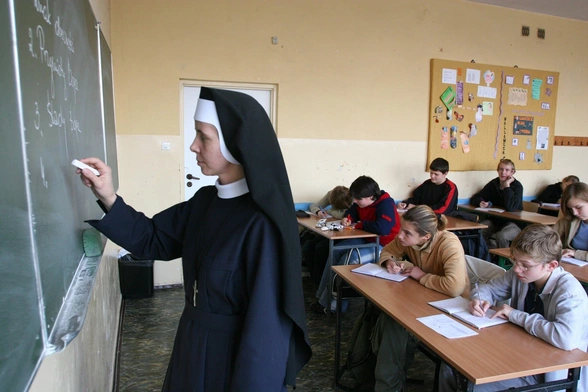 O liczbie lekcji religii w szkole powinny decydować placówki edukacyjne