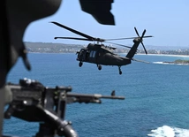 Black Hawk Australijskich Sił Obronnych nad portem w Sydney