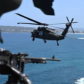 Black Hawk Australijskich Sił Obronnych nad portem w Sydney