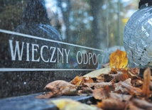 Rozmowa z grabarzem, który cieszy się życiem. O śmierci swobodnie, ale rzeczowo i z szacunkiem dla zmarłych