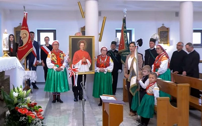 Mieszkańcy Wilamowic z portretem swojego rodaka na bielskiej uroczystości.