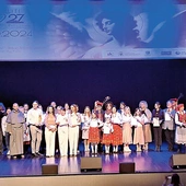 Wszyscy laureaci na scenie.