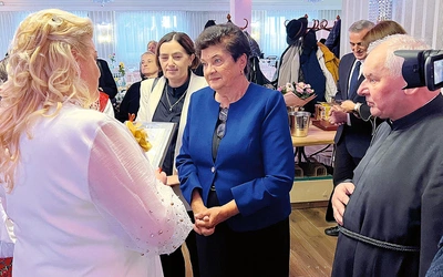 Przedstawiciele SSH, Grażyna Chorąży (w środku), Urszula Cichoń i ks. Piotr Schora SDS, odebrali liczne gratulacje. 