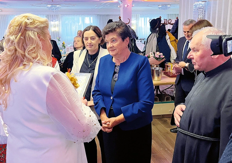 Przedstawiciele SSH, Grażyna Chorąży (w środku), Urszula Cichoń i ks. Piotr Schora SDS, odebrali liczne gratulacje. 