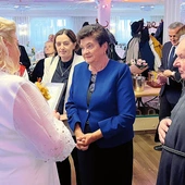 Przedstawiciele SSH, Grażyna Chorąży (w środku), Urszula Cichoń i ks. Piotr Schora SDS, odebrali liczne gratulacje. 