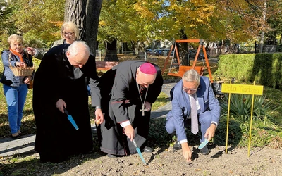 Przed budynkiem hospicjum cebulki posadzili goście uroczystości, m.in. bp Piotr Greger i poseł Stanisław Szwed. 