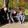 Przed budynkiem hospicjum cebulki posadzili goście uroczystości, m.in. bp Piotr Greger i poseł Stanisław Szwed. 