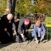 Przed budynkiem hospicjum cebulki posadzili goście uroczystości, m.in. bp Piotr Greger i poseł Stanisław Szwed. 