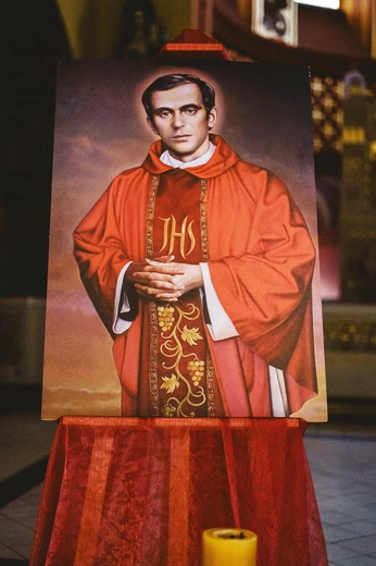 Wizerunek błogosławionego, który towarzyszy wykonawcom. 