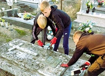 Społecznicy zadbali o zapomniane i zaniedbane mogiły.