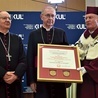 Abp Stanisław Gądecki został odznaczony za zasługi dla uczelni.