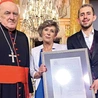 Nominację odebrali dyrektor szkoły Iwona Lipiec i uczeń Mateusz Szwajewski.