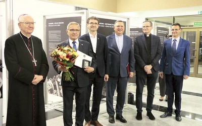 Abp Stanisław Budzik wręczał medal wraz z ks. prof. Mirosławem Wróblem.