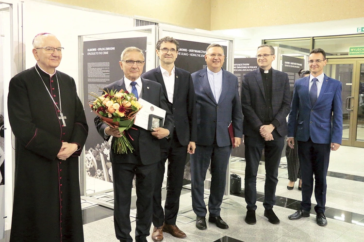 Abp Stanisław Budzik wręczał medal wraz z ks. prof. Mirosławem Wróblem.