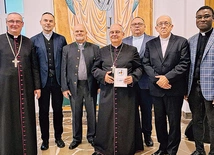 Opolska delegacja podczas gali nagrody w Gnieźnie z biskupem płockim Szymonem Stułkowskim (pierwszy z lewej). Obok niego: ks. Dariusz Flak, ks. Gerard Tyralla, bp Rudolf Pierskała, ks. Grzegorz Sonnek, ks. Stanisław Klein, ks. Romuald Mouzou.
