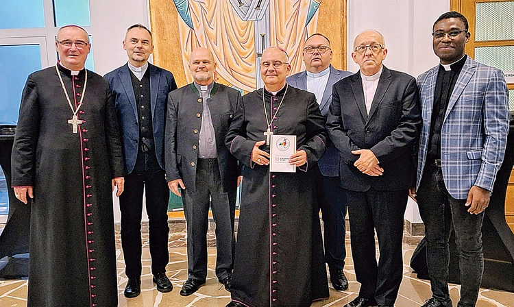 Opolska delegacja podczas gali nagrody w Gnieźnie z biskupem płockim Szymonem Stułkowskim (pierwszy z lewej). Obok niego: ks. Dariusz Flak, ks. Gerard Tyralla, bp Rudolf Pierskała, ks. Grzegorz Sonnek, ks. Stanisław Klein, ks. Romuald Mouzou.