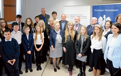 Laureaci i wyróżnieni wraz z organizatorami.