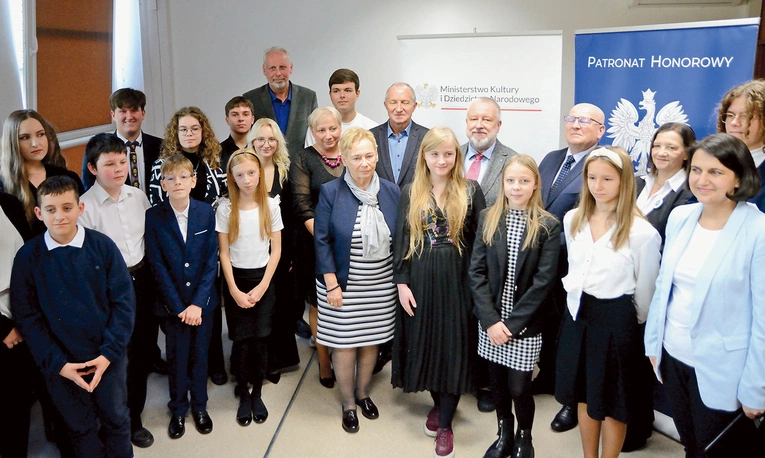 Laureaci i wyróżnieni wraz z organizatorami.