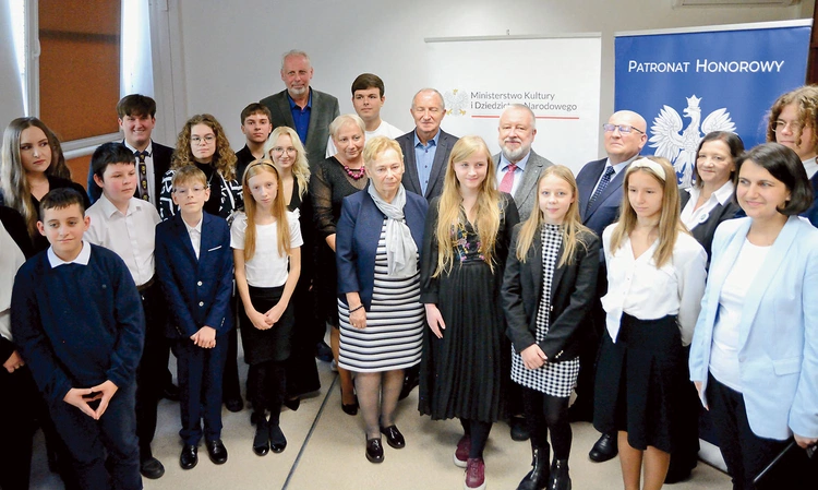 Laureaci i wyróżnieni wraz z organizatorami.