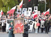 Wielu ludzi upamiętniło kapłana męczennika.