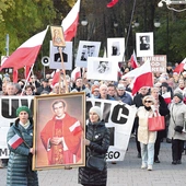 Wielu ludzi upamiętniło kapłana męczennika.