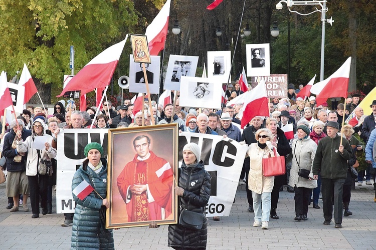 Wielu ludzi upamiętniło kapłana męczennika.