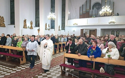 Ks. Jacek Mizak poświęcił róże, które czciciele ofiarowali patronce spraw trudnych i beznadziejnych.