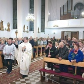 Ks. Jacek Mizak poświęcił róże, które czciciele ofiarowali patronce spraw trudnych i beznadziejnych.