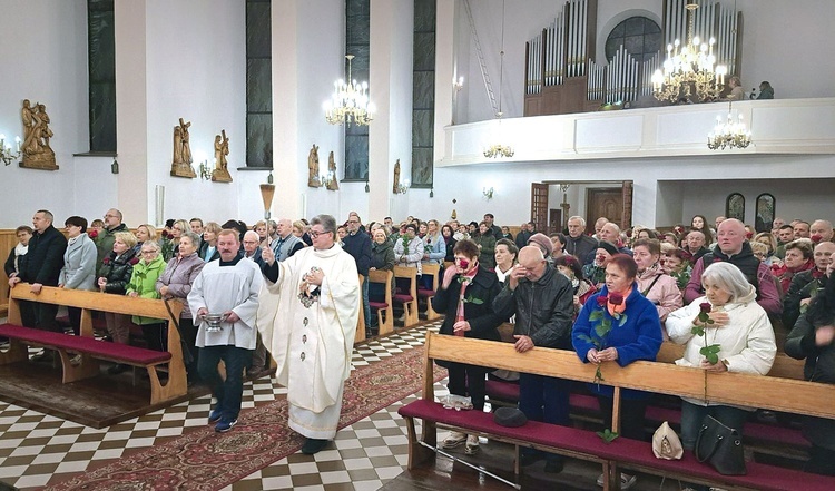 Ks. Jacek Mizak poświęcił róże, które czciciele ofiarowali patronce spraw trudnych i beznadziejnych.