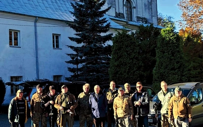 Poszukiwacze z ks. Stanisławem Rożejem.