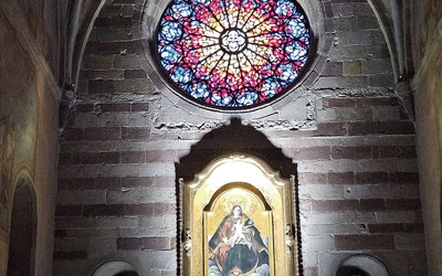 Odnowiona rozeta w prezbiterium.