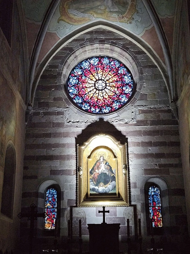 Odnowiona rozeta w prezbiterium.