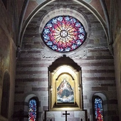 Odnowiona rozeta w prezbiterium.