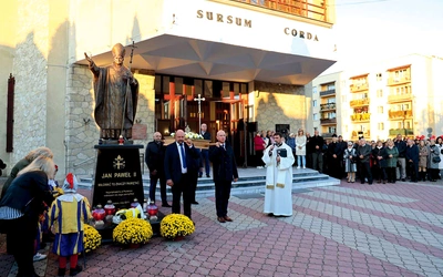 Przy figurze delegacje różnych instytucji złożyły wiązanki kwiatów.