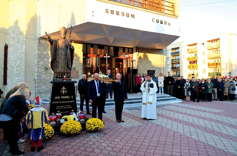 Przy figurze delegacje różnych instytucji złożyły wiązanki kwiatów.