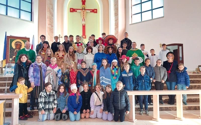 O odpowiedzialności za ewangelizację przypomniała także młodzież z parafii św. Kazimierza w Ostrowcu Świętokrzyskim.