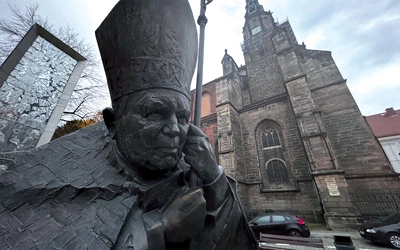 Papież Polak patronuje Świdnicy od 2012 roku.