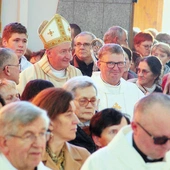 Tłum wiernych wypełnił pasierbiecki kościół.