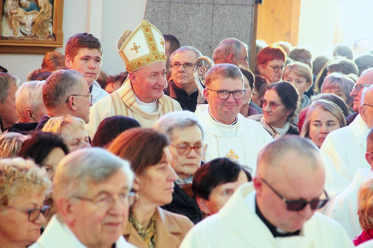 Tłum wiernych wypełnił pasierbiecki kościół.