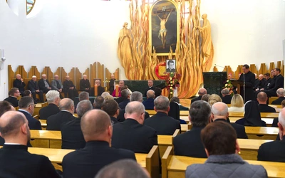	Pierwsza sesja odbyła się w seminaryjnej kaplicy, gdzie wisi obraz Ukrzyżowanego, który towarzyszył ks. Janowi w drodze do kapłaństwa. 