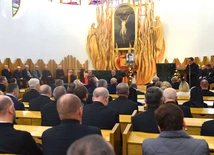 	Pierwsza sesja odbyła się w seminaryjnej kaplicy, gdzie wisi obraz Ukrzyżowanego, który towarzyszył ks. Janowi w drodze do kapłaństwa. 