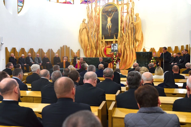	Pierwsza sesja odbyła się w seminaryjnej kaplicy, gdzie wisi obraz Ukrzyżowanego, który towarzyszył ks. Janowi w drodze do kapłaństwa. 