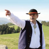 	I tym razem niestrudzony pielgrzym wyruszył na południe, przez Tatry, Alpy i Apeniny. 